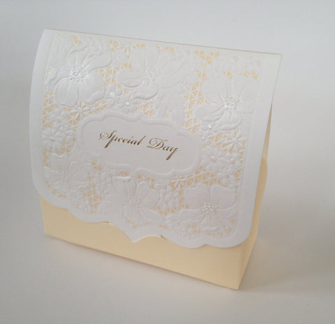 10 pcs Beautiful Lace Wedding Favors Favour Candy Package Box Boxes Almond Sweet Flower White Ivory Gold